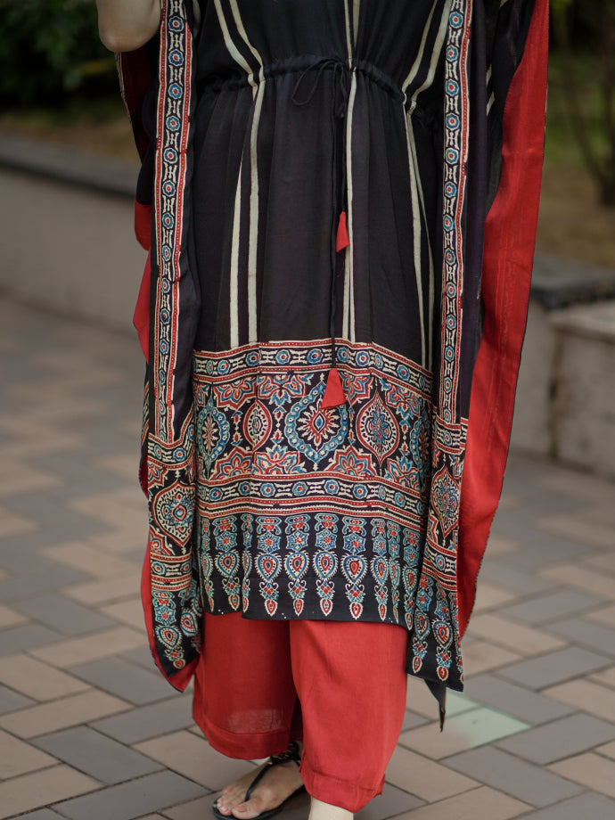 Siyaah Saaz Silk Kaftan